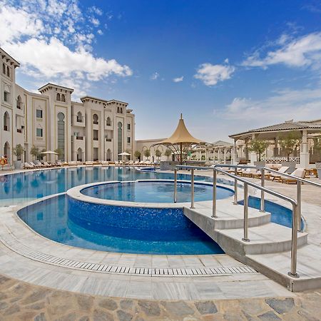 Ezdan Palace Hotel Doha Exterior foto The swimming pool at the hotel