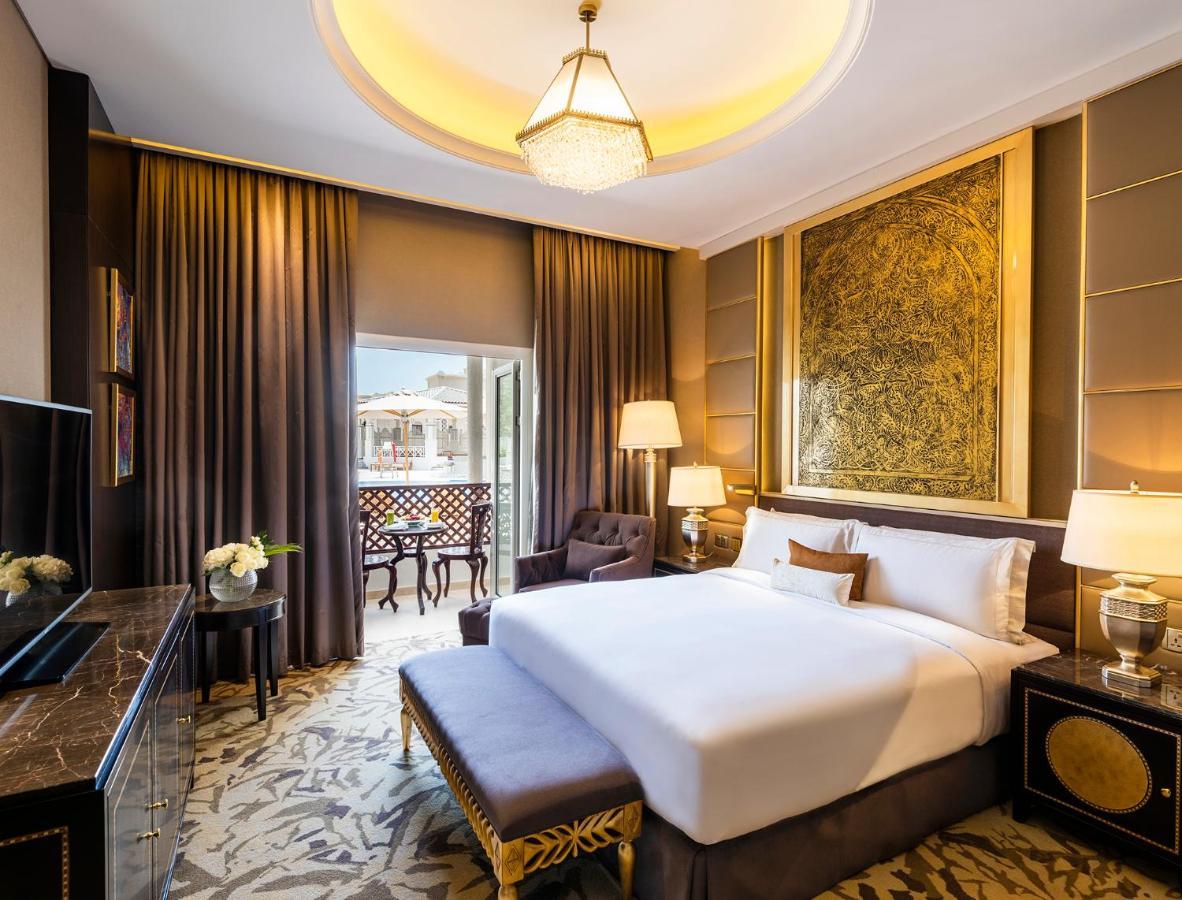 Ezdan Palace Hotel Doha Exterior foto A bedroom at the hotel
