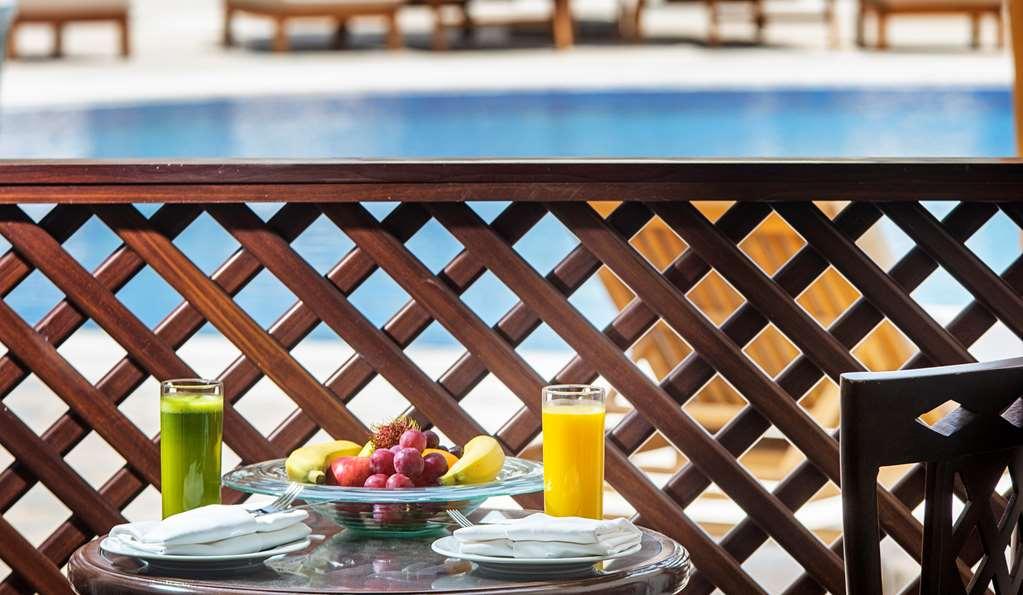 Ezdan Palace Hotel Doha Zimmer foto The swimming pool at the hotel